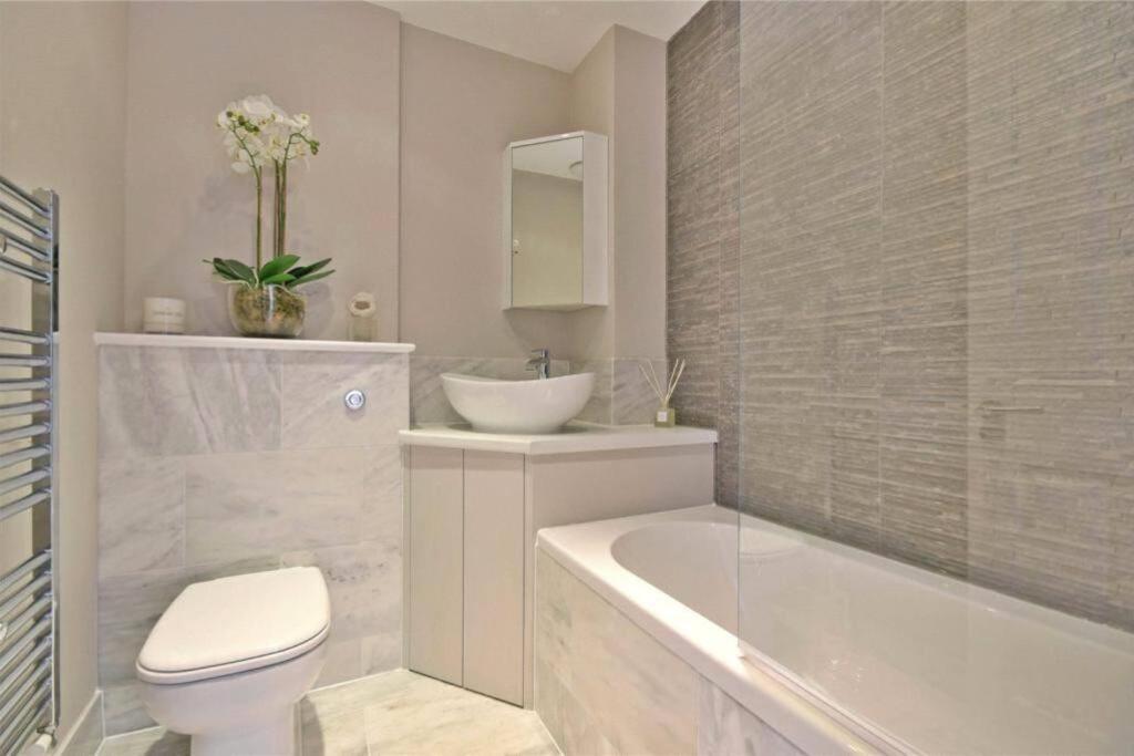 Luxury 3 Bed Apartment - Huge Outdoor Terrace & Amazing Transport Links لندن المظهر الخارجي الصورة